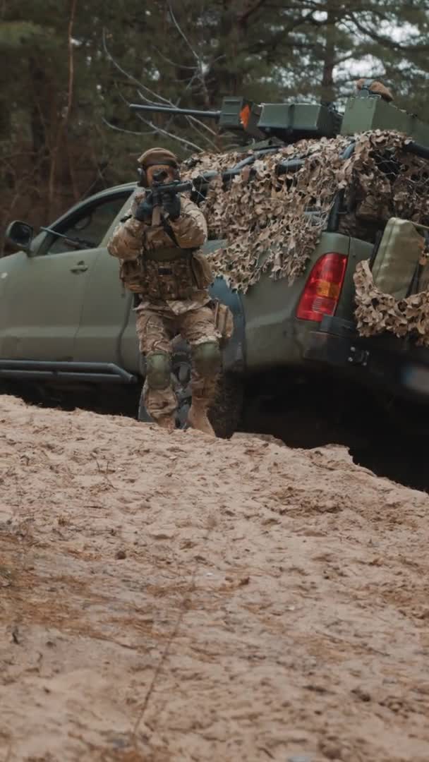 Vídeo Vertical - Soldado del Convoy del Ejército Cubriendo el fuego el transporte humanitario - Guerra en Europa — Vídeos de Stock