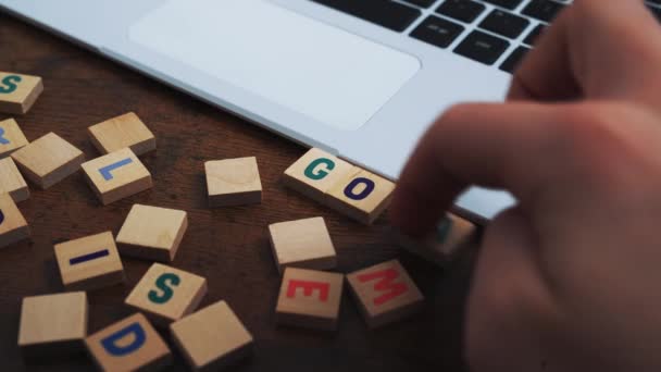 Η λέξη GOAL αποτελείται από ξύλινα μπλοκ γράμματα πίνακα εργασίας φόντο closeup επιλεκτική έννοια επίτευγμα εστίαση — Αρχείο Βίντεο