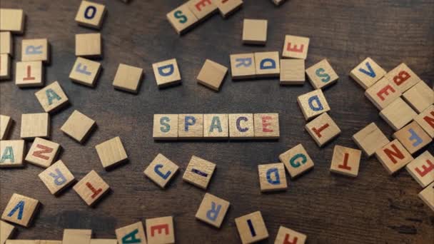 Zooming na palavra espaço feito de blocos alfabéticos de madeira jogo de vocabulário — Vídeo de Stock