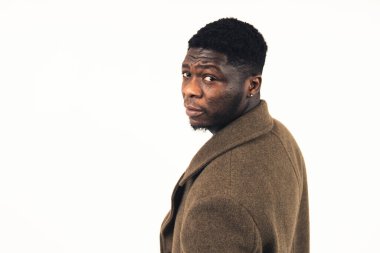 Siyah adamın kaşlarını kaldırdığından şüpheliyim. Beyaz arka plan. Yakın çekim.