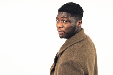 Omuzdan bakan Afroamerikalı şüpheli beyaz arka plan - yakın çekim