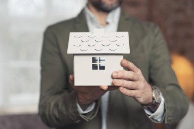 Oyuncak evi olan bir emlakçı mimar, ev modeli.