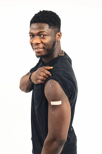 Πρόσωπο του χρώματος δείχνει εμβόλιο χαμογελώντας λευκό φόντο - πορτρέτο πυροβόλησε — Φωτογραφία Αρχείου