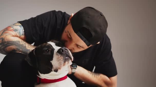 Grappige scène tussen een stamboom hond en zijn mannelijke eigenaar. Twee van hen die elkaar een kus geven. Echte obligatie. — Stockvideo