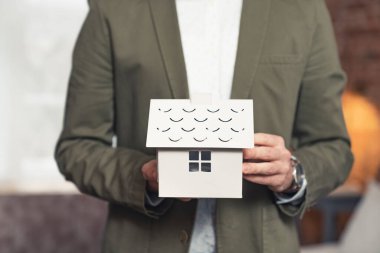 Kafkasyalı mimar iş adamı sembolik gerçek emlak evini sunuyor.