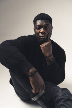 Göz kapağı hareketi oturan Afrikalı Amerikalı bir adama - portre çekimi