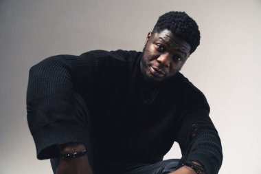 Sorunlu Afroamerikalı kameraya bakıyor beyaz arka plan - orta ekran