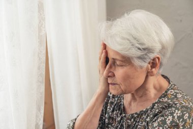 Kalbi kırık bir büyükanne yüzüne dokunuyor. Bir avuç içi kadar yakından. 