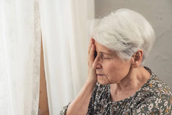 Kalbi kırık bir büyükanne yüzüne dokunuyor. Bir avuç içi kadar yakından. 