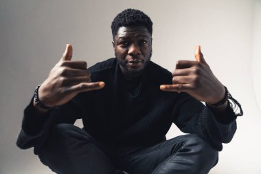 Shaka işaretli Afroamerikan erkekleri oturuyordu. 