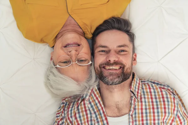 Generationsskillnad mellan leende äldre mormor och hennes innehåll medelålders son — Stockfoto