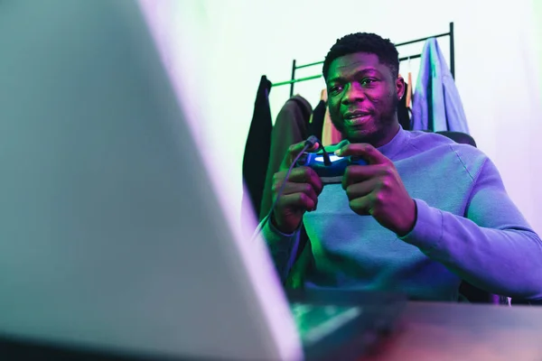 Afroamerikaanse man spelen video game console - medium shot — Stockfoto