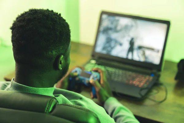 Afroamerikaanse man spelen op computer game pad - over schouder schot — Stockfoto