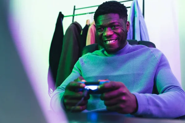 Gelukkig afroamerican man spelen computer game pad - medium shot — Stockfoto