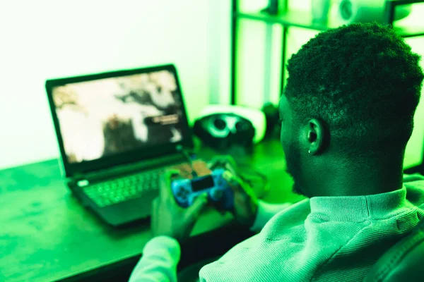Zwarte man spelen laptop computer game pad - over schouder schot — Stockfoto
