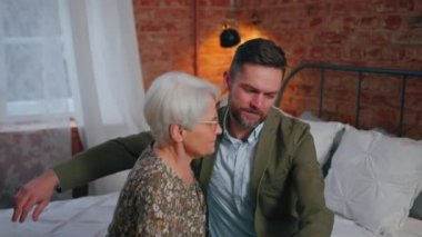 Neşeli akrabalar büyükannesi ve en büyük torunu büyük anne ve büyükbaba gününü kucaklaşıp kutluyorlar.