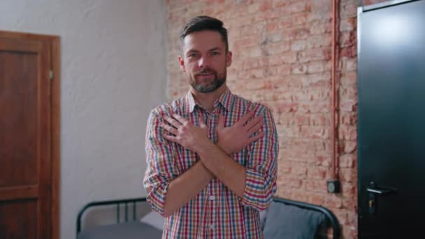 Красива біла людина з схрещеними руками на грудях - здоров'я легенів та концепція проблем — стокове відео