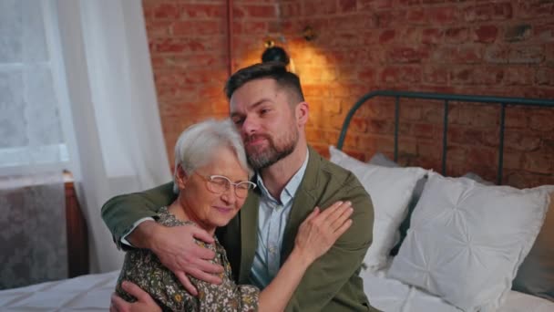 Boldog kaukázusi anya és fia ölelés és ünneplés Anyák napja — Stock videók