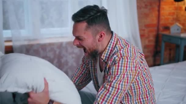Furious jong Europees ondernemer schreeuwen luid met zijn gezicht bedekt door een kussen — Stockvideo