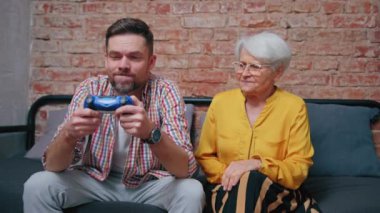 Avrupalı orta yaşlı bir adam yeni bilgisayar oyunuyla rahatlarken akrabası tarafından rahatsız edilmek istemez.