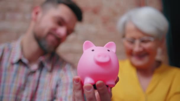 Grand-mère heureuse d'apprendre à son fils d'âge moyen comment économiser de l'argent et investir — Video