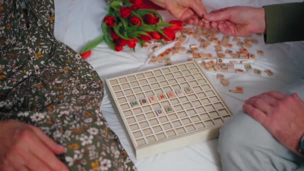 Caucásico de mediana edad hombre jugando juegos de vocabulario con su anciana madre durante el Día de las Madres — Vídeos de Stock