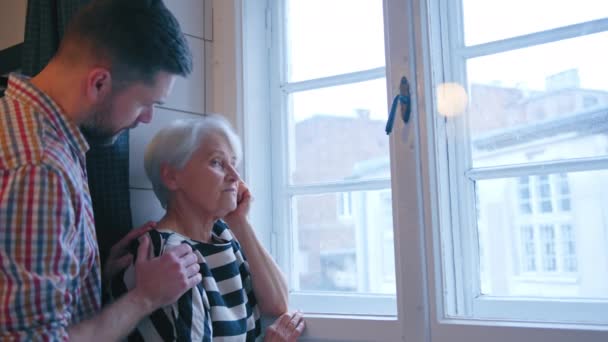 Kafkasyalı bir adam 60 'lı yaşlarında annesini destekliyor. — Stok video