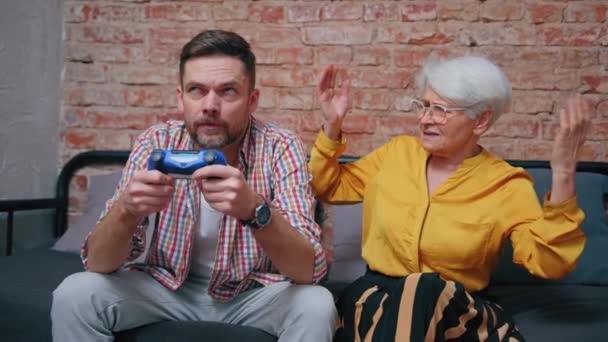 La nonna caucasica dai capelli grigi è impaziente con suo figlio di mezza età che gioca sempre ai giochi per computer — Video Stock