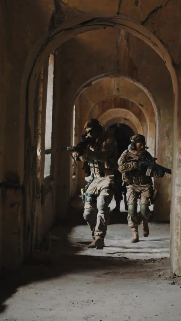 Tiro vertical - Encroaching linhas inimigas tudo em soldados totalmente armados — Vídeo de Stock