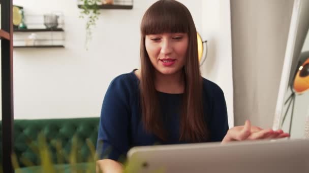 Young entrepreneur woman looking at her laptop. Modern workplace concept. — ストック動画