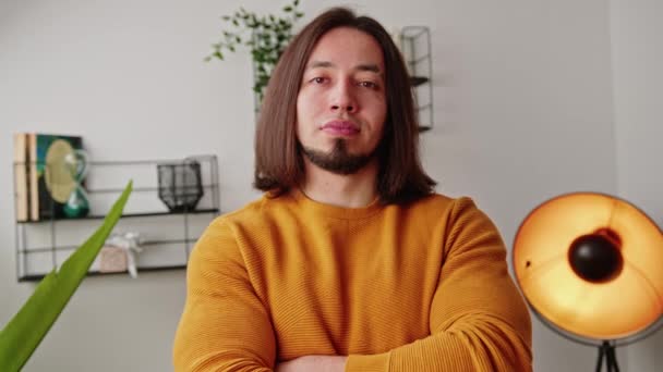 Junger kaukasischer bärtiger, selbstständiger Unternehmer, der mit verschränkten Armen in die Kamera blickt. — Stockvideo