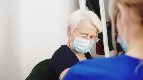 Ill mulher idosa durante uma visita domiciliar. Doença entre idosos. — Vídeo de Stock