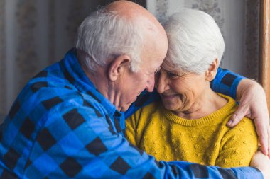 Birbirini seven yaşlı bir çift, bir kış günü evde kucaklaşır.