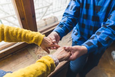 Yaşlı evli bir çift kışın kırışık ellerini cama dayayıp yaşlı yaşta aşkı kapatıyor.