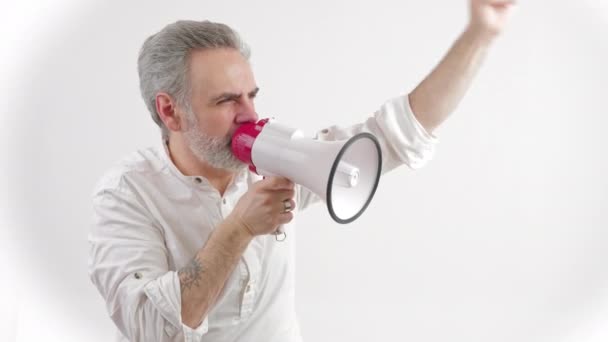 40-talet år gammal gråhårig man med högtalare - isolerad på vit bakgrund — Stockvideo