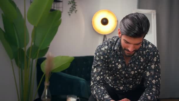 Porträt eines stilvollen sexy lateinamerikanischen Unternehmers, der im modernen Wohnzimmer sitzt und elegantes Hemd trägt — Stockvideo