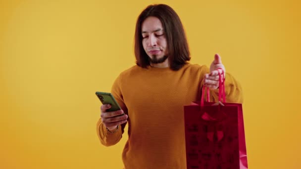 Disappointed angry European man holding a present he bought via online shopping. Failed online purchase concept. — Stockvideo