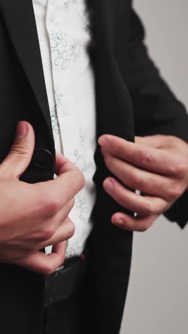 Vertical video Close-up mens hands fasten the buttons. Suit, shirt. stylish classic menswear. — Vídeos de Stock
