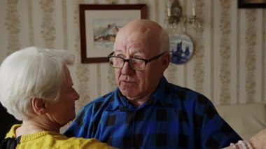 Kafkasyalı mutlu yaşlı çiftin rahat oturma odasında dans ederken orta yavaş çekimi. 