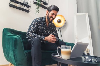 Uzaktan kumandalı iş konsept odası arkaplan görüntülerine katılan adam. 