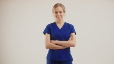 Kolları çaprazlanmış, orta ölçekli, sarışın, beyaz hemşire fotokopi odası tıbbi konseptini çekti.