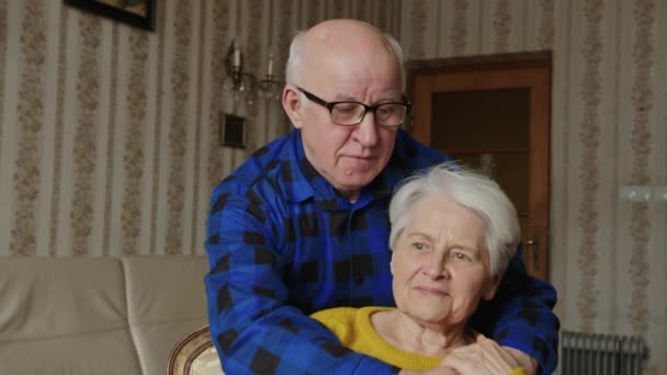 Портрет пожилой кавказской пары, обнимающей и смотрящей друг на друга, любви и привязанности в любом возрасте, — стоковое видео