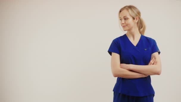 Evropský lékař středního věku v tmavomodrém oděvu na měkkém šedém pozadí. Izolovaný studiový záběr. Koncept zdravotní péče. — Stock video