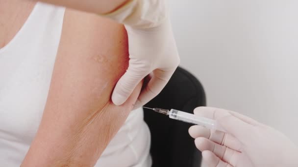 Vacina disparada. Doente caucasiano vacinado no braço esquerdo. — Vídeo de Stock