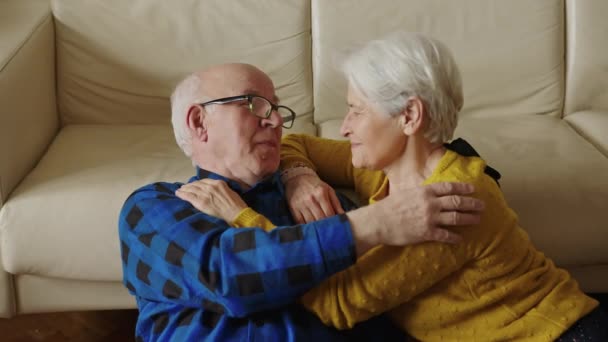 Loving Senior Couple Sitting On floor At Home Relaxing talking and enjoy, slowmotion — Stok Video