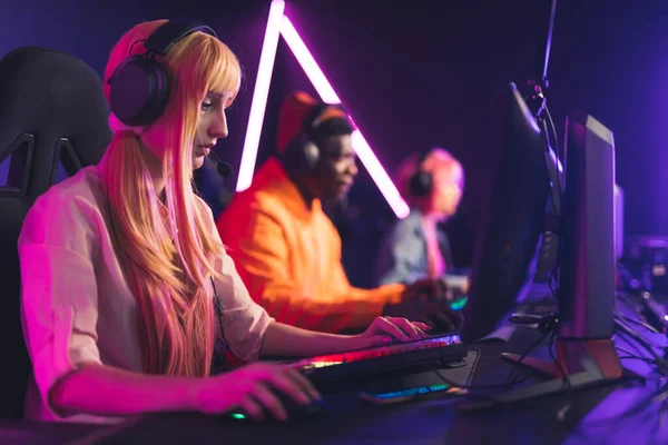 Enfocado Profesional E-sport Gamer Girl con auriculares Streaming Juego de vídeo en línea en PC —  Fotos de Stock