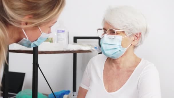 Старшая пациентка беседует с врачом среднего звена больница концепции здравоохранения — стоковое видео