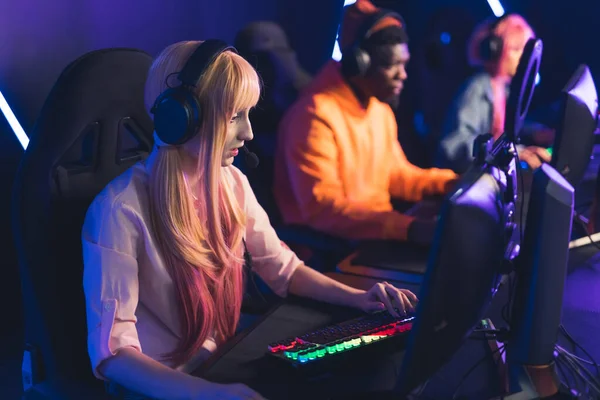 Group of professional gamers playing in online video games tournament medium shot indoors esport tournament —  Fotos de Stock