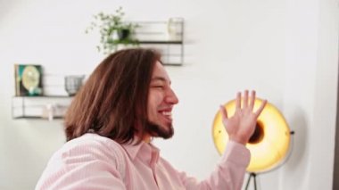 Ünlü beyaz sakallı sosyal medya yaratıcısı yeni stüdyosunda video blogu kaydediyor. Kamera pov.