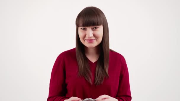 Porträtt av attraktiv brunett kvinna bär röd blus stående och hålla dekorativa falska grå mustasch på läppar tittar på kameran över vit bakgrund — Stockvideo